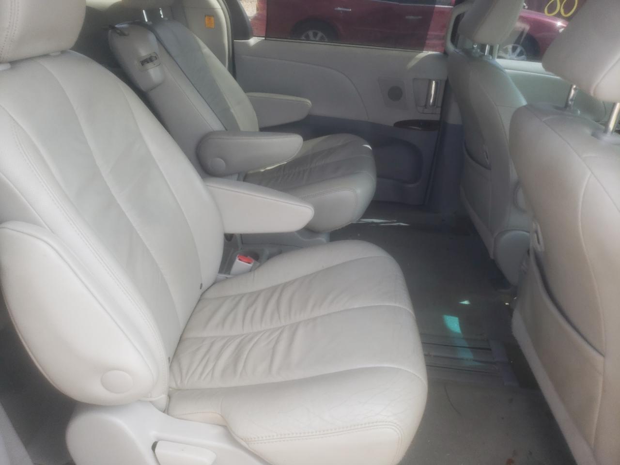 Photo 6 from auction – 2012 TOYOTA SIENNA XLE with VIN 5TDYK3DC7CS205917