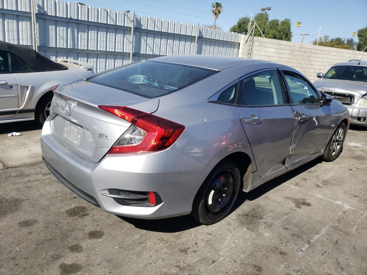 Photo 4 from auction – 2017 HONDA CIVIC LX with VIN 2HGFC2F55HH507310