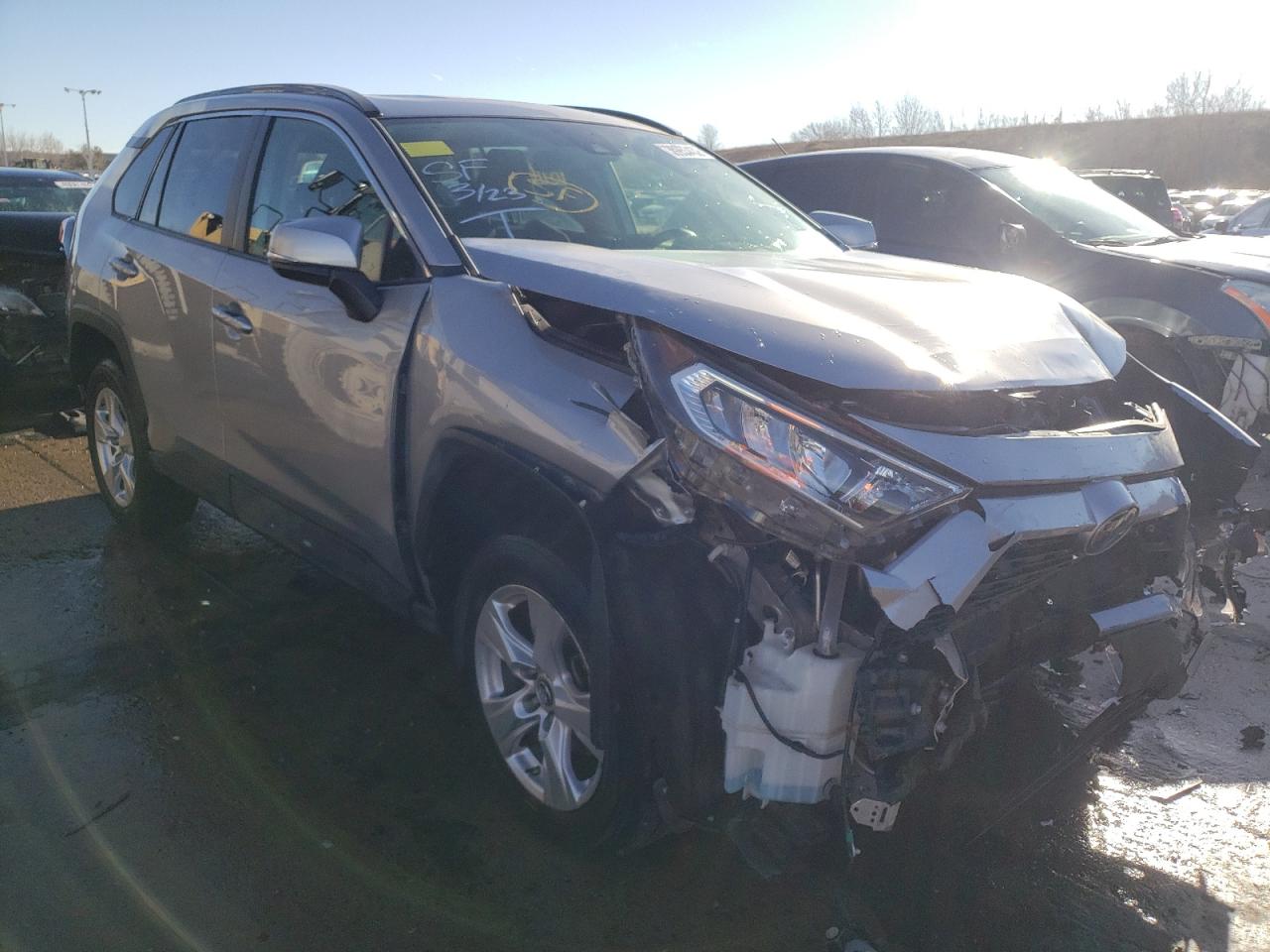 TOYOTA RAV4 XLE 2019 with VIN JTMP1RFV2KD004646 - Photo from auction