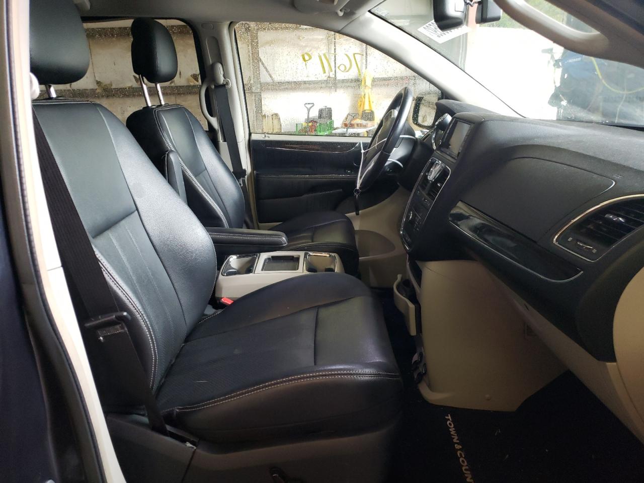 Photo 5 from auction – 2014 CHRYSLER TOWN & COU with VIN 2C4RC1CG7ER192110