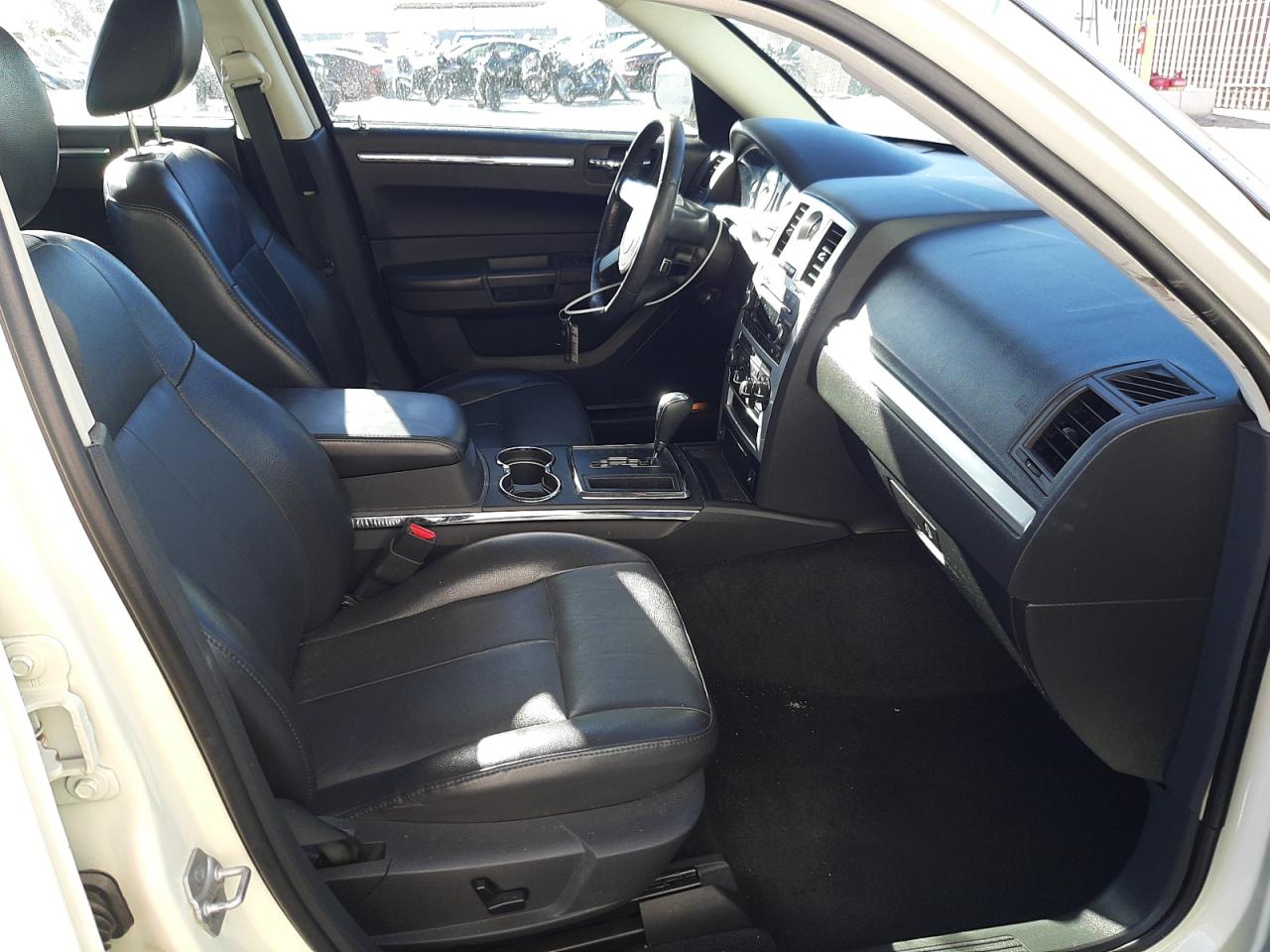 Photo 5 from auction – 2010 CHRYSLER 300 TOURIN with VIN 2C3CA5CV0AH325909