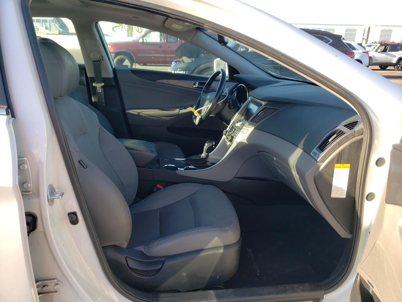 Photo 5 from auction – 2013 HYUNDAI SONATA HYB with VIN KMHEC4A43DA070769