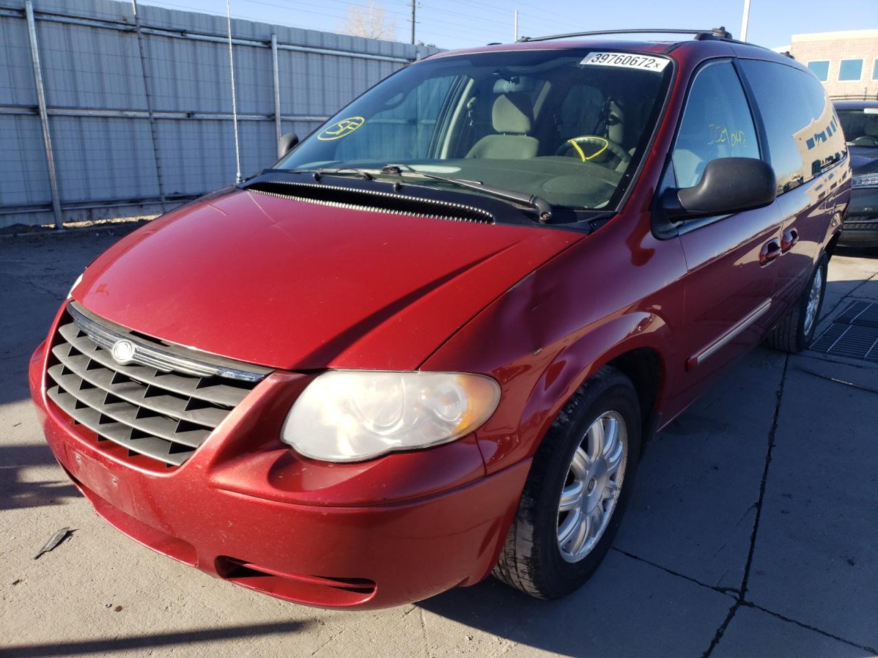 Photo 2 from auction – 2005 CHRYSLER TOWN & COU with VIN 2C4GP54L85R227204