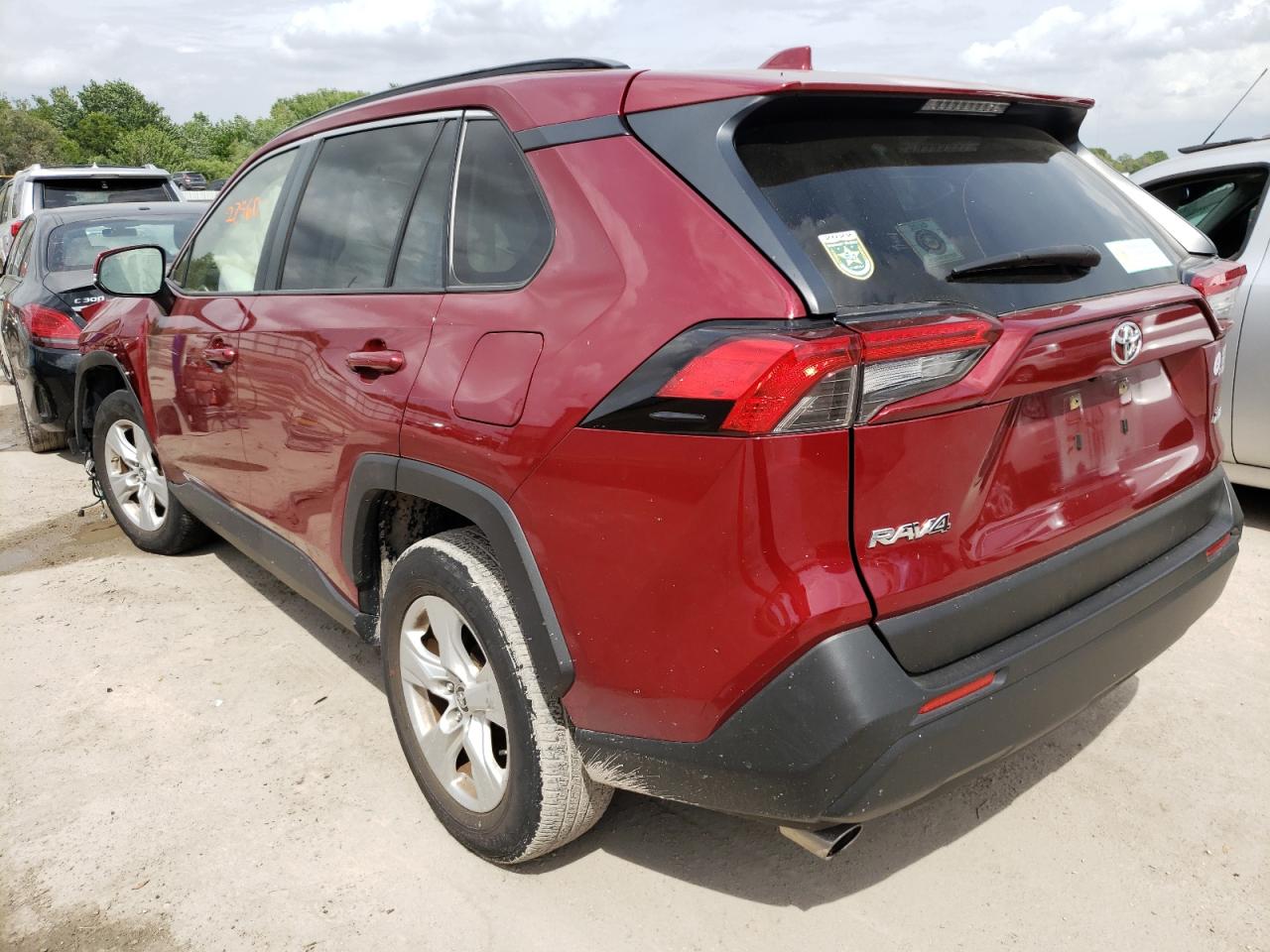 Photo 3 from auction – 2019 TOYOTA RAV4 XLE with VIN JTMW1RFV2KD029686