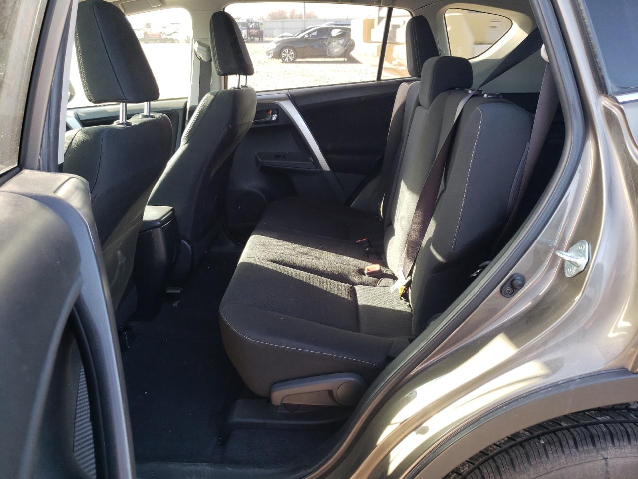 Photo 6 from auction – 2015 TOYOTA RAV4 XLE with VIN JTMRFREV3FD171387