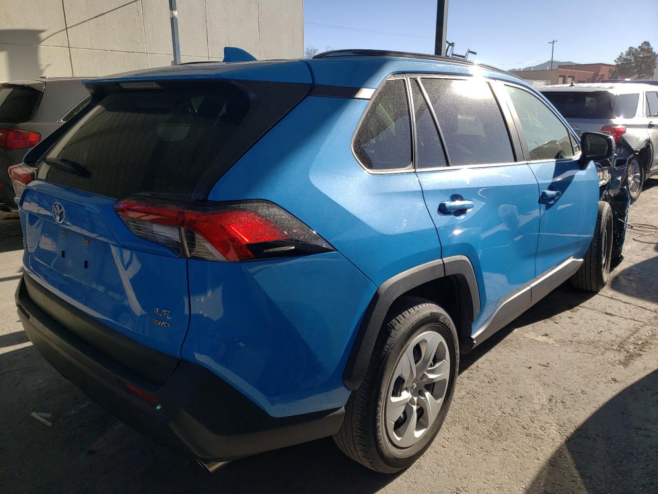 Photo 4 from auction – 2019 TOYOTA RAV4 LE with VIN JTMF1RFV3KJ007570