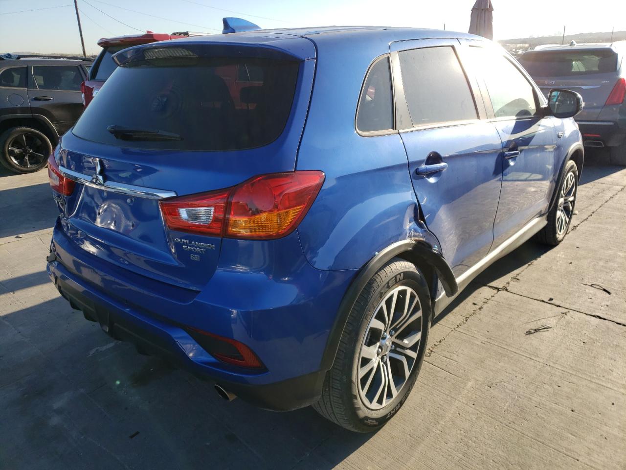 Photo 4 from auction – 2019 MITSUBISHI OUTLANDER with VIN JA4AP4AU6KU005928
