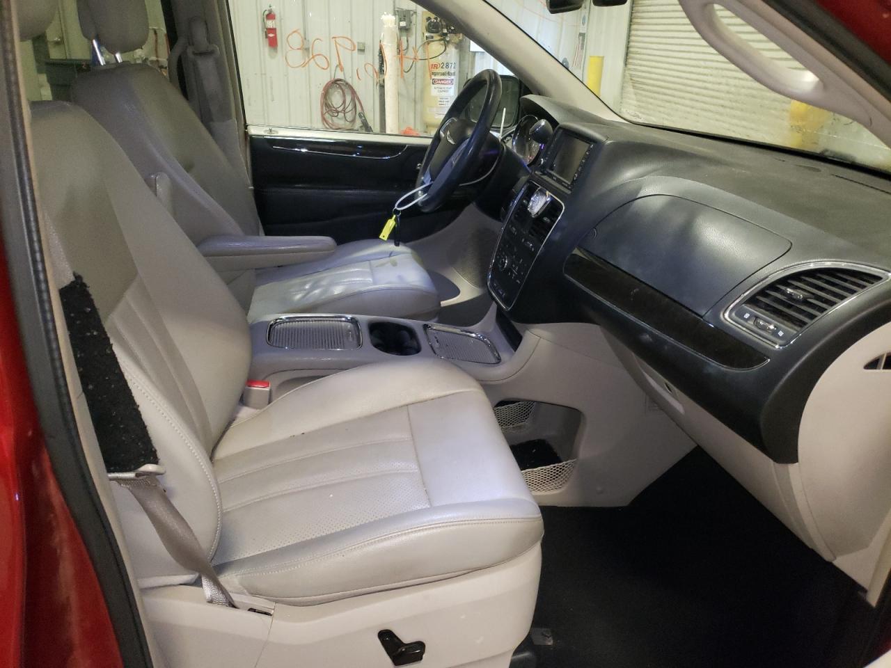 Photo 5 from auction – 2013 CHRYSLER TOWN & COU with VIN 2C4RC1CG0DR806039