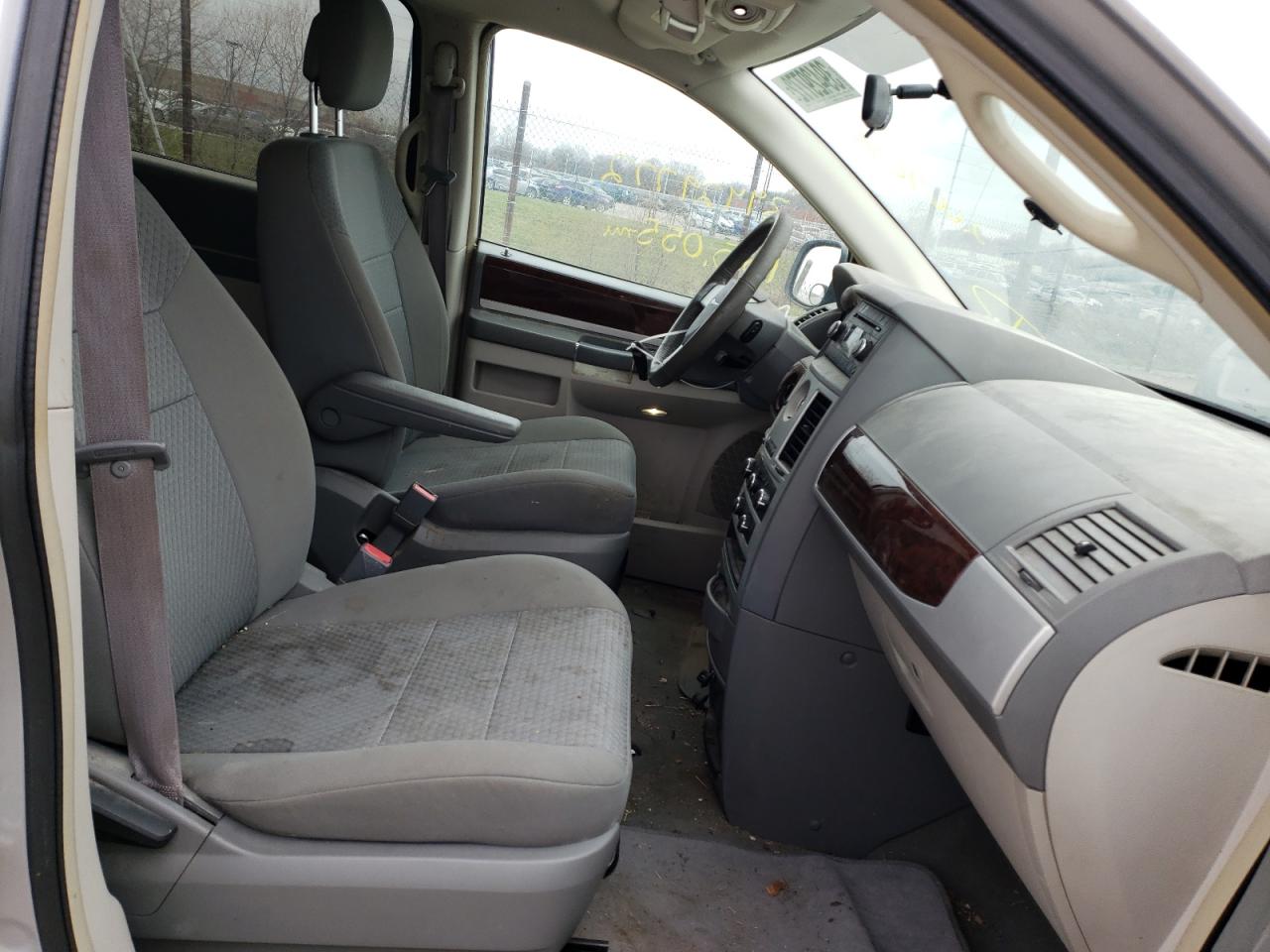 Photo 5 from auction – 2010 CHRYSLER TOWN & COU with VIN 2A4RR5D1XAR266768