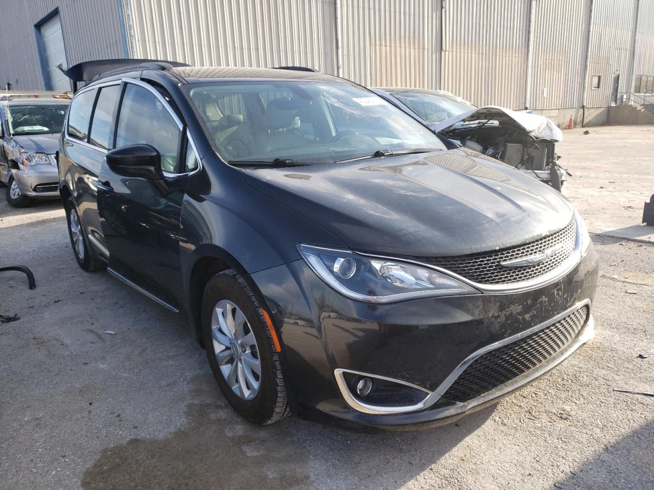 CHRYSLER PACIFICA T 2017 with VIN 2C4RC1BG4HR553542 - Photo from auction