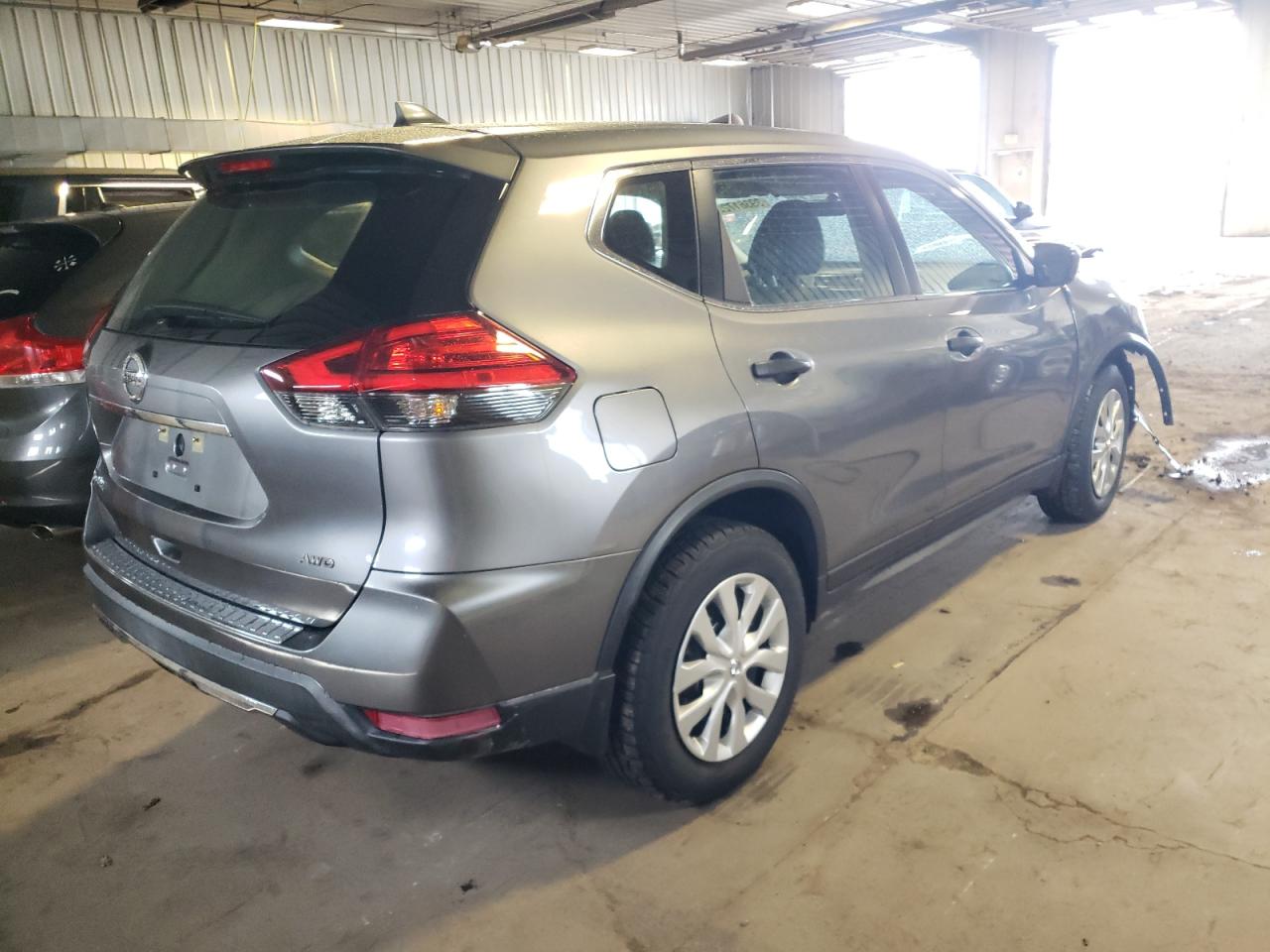 Photo 4 from auction – 2017 NISSAN ROGUE S with VIN KNMAT2MV0HP568149