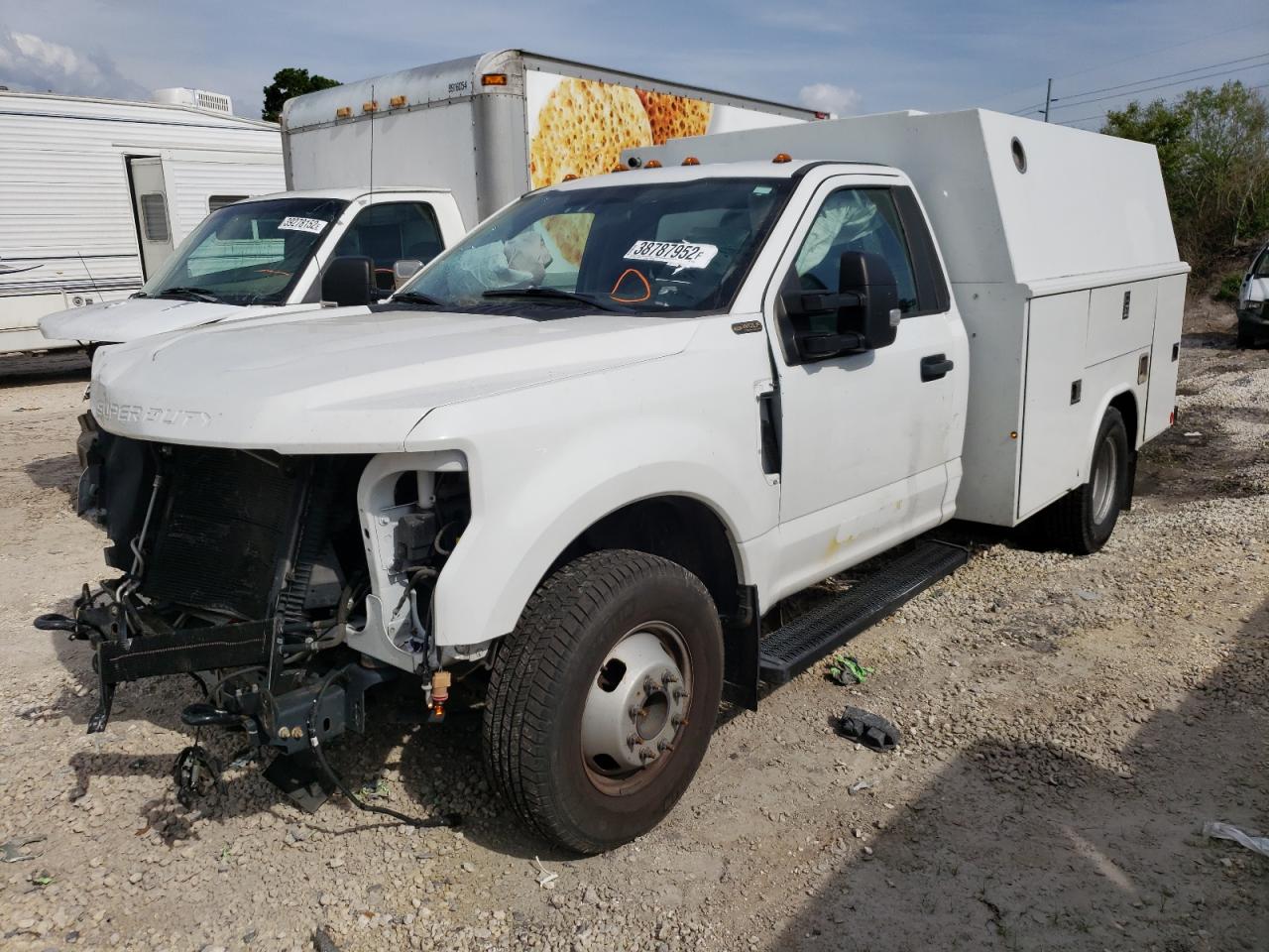 Photo 2 from auction – 2018 FORD F350 SUPER with VIN 1FDRF3G60JEB92182