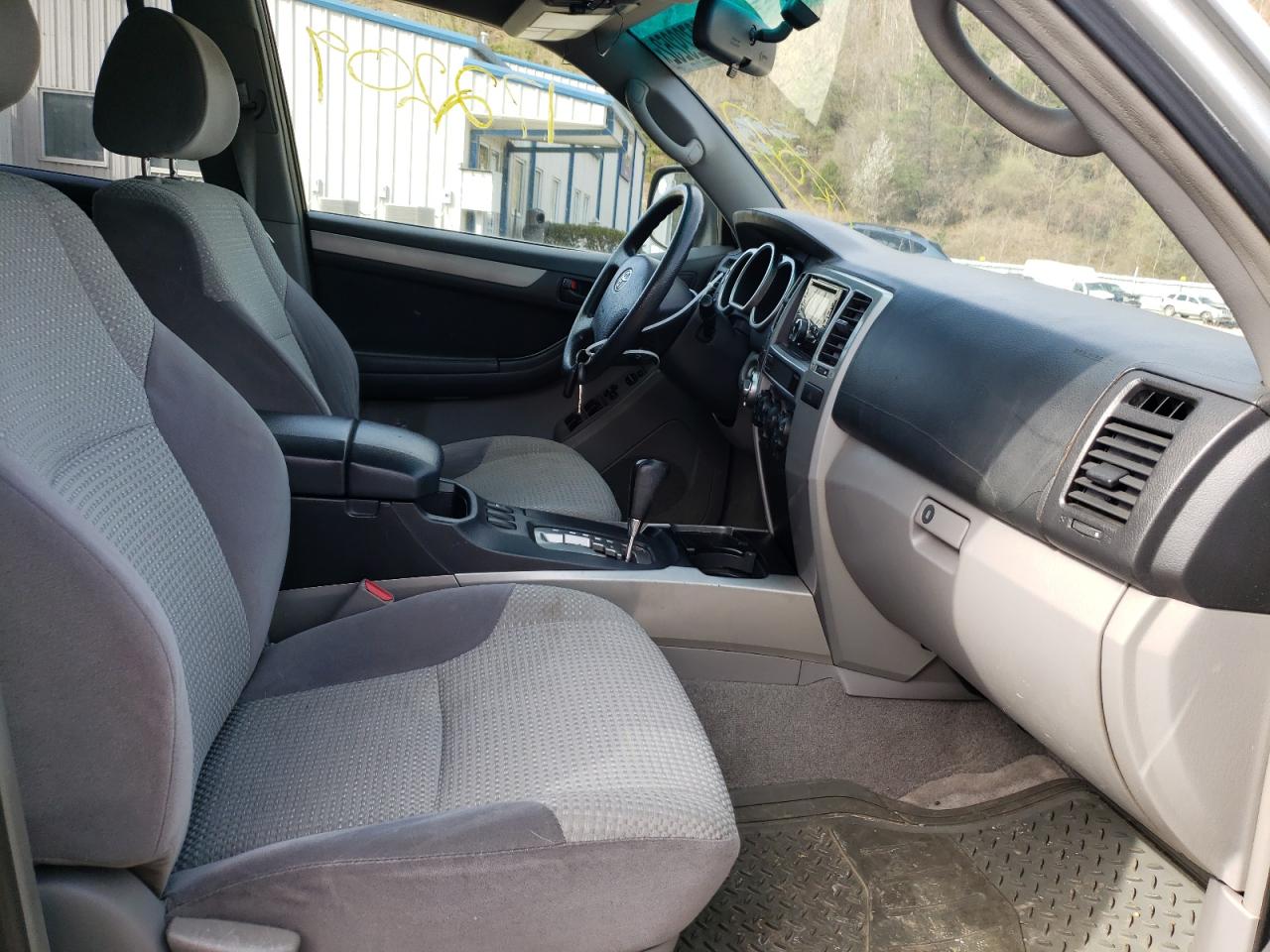 Photo 5 from auction – 2004 TOYOTA 4RUNNER SR with VIN JTEBU14R040036316