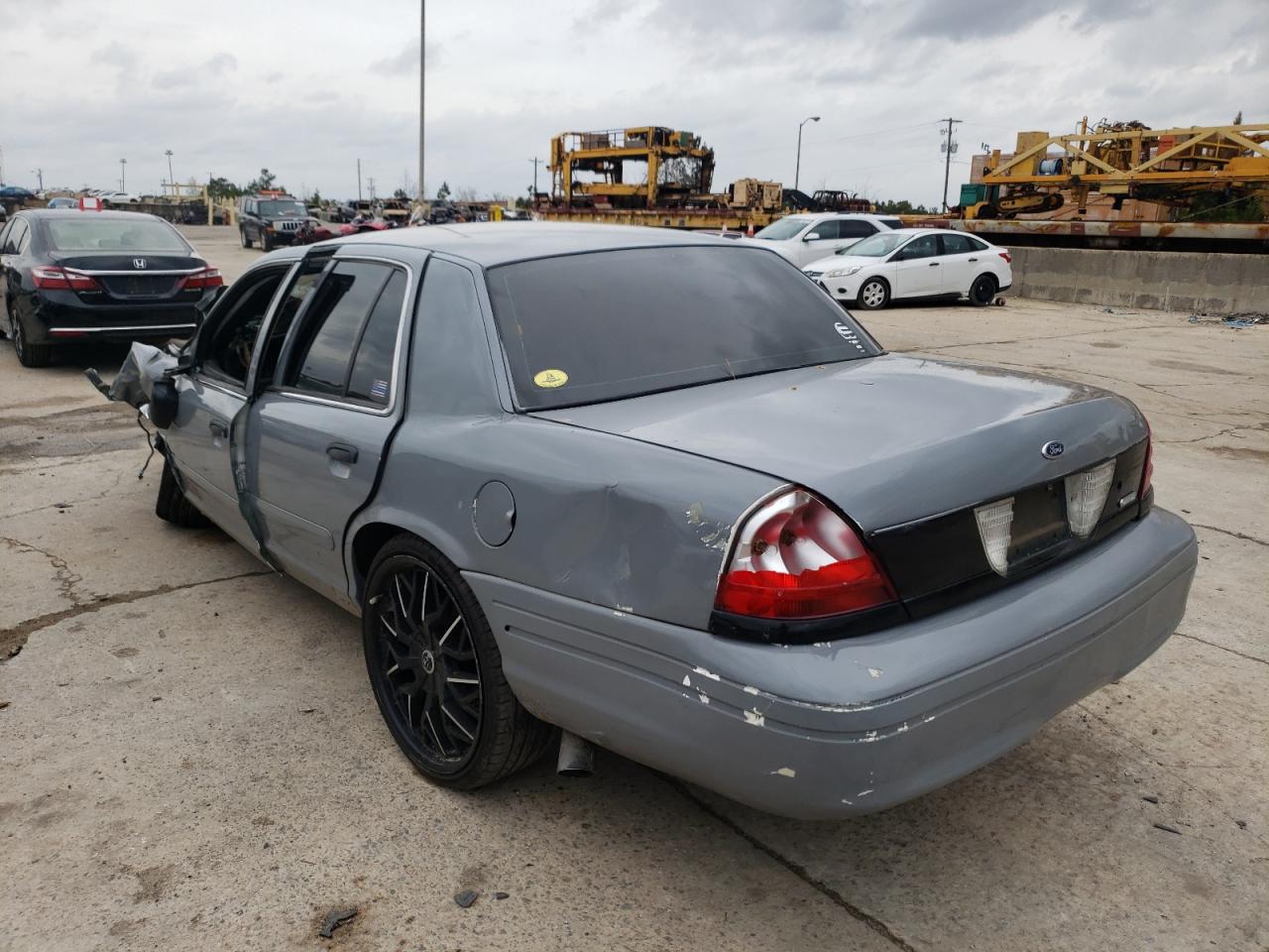 Photo 3 from auction – 2004 FORD CROWN VICT with VIN 2FAFP71W54X130824