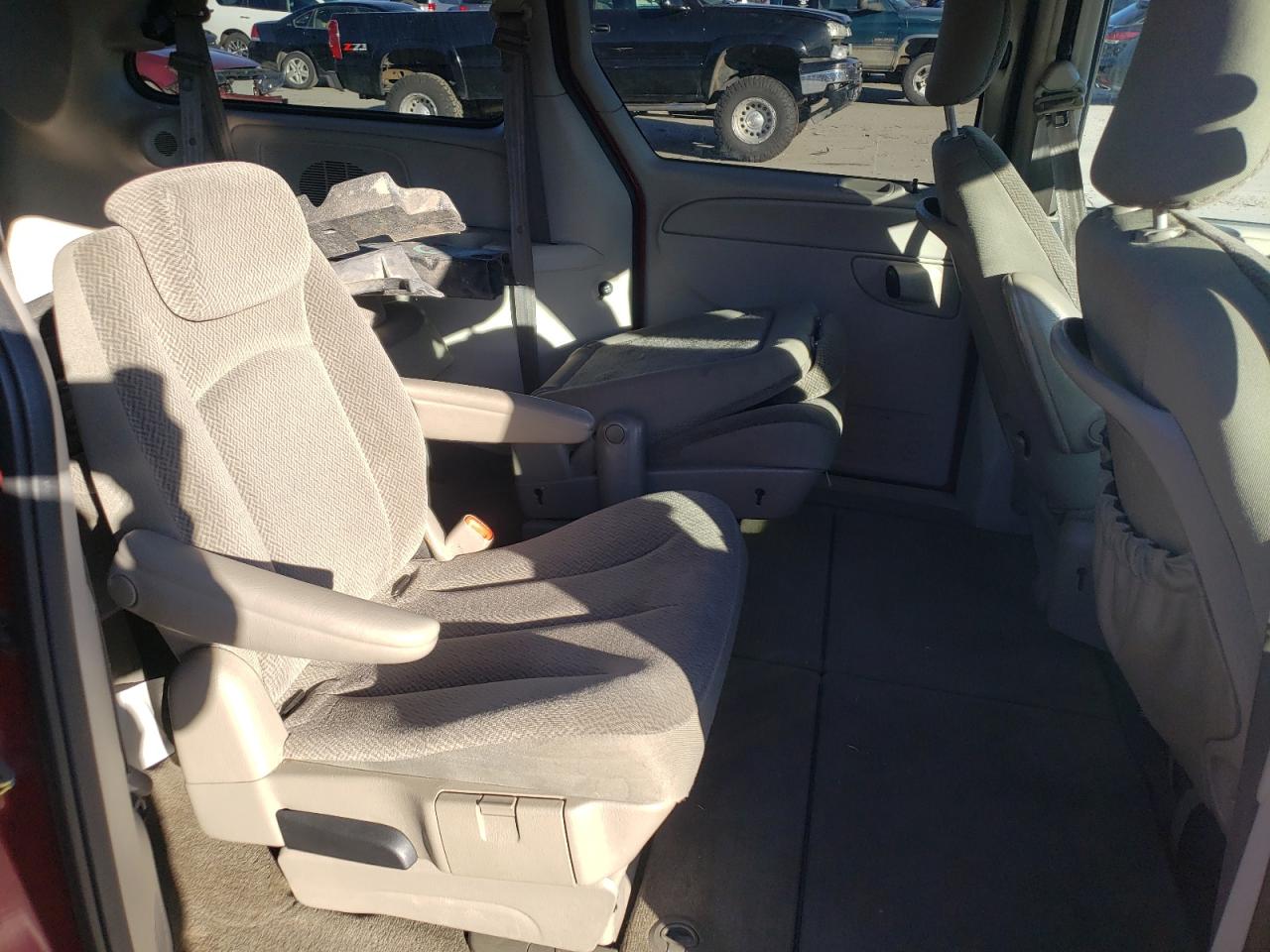 Photo 6 from auction – 2005 CHRYSLER TOWN & COU with VIN 2C4GP54L85R227204