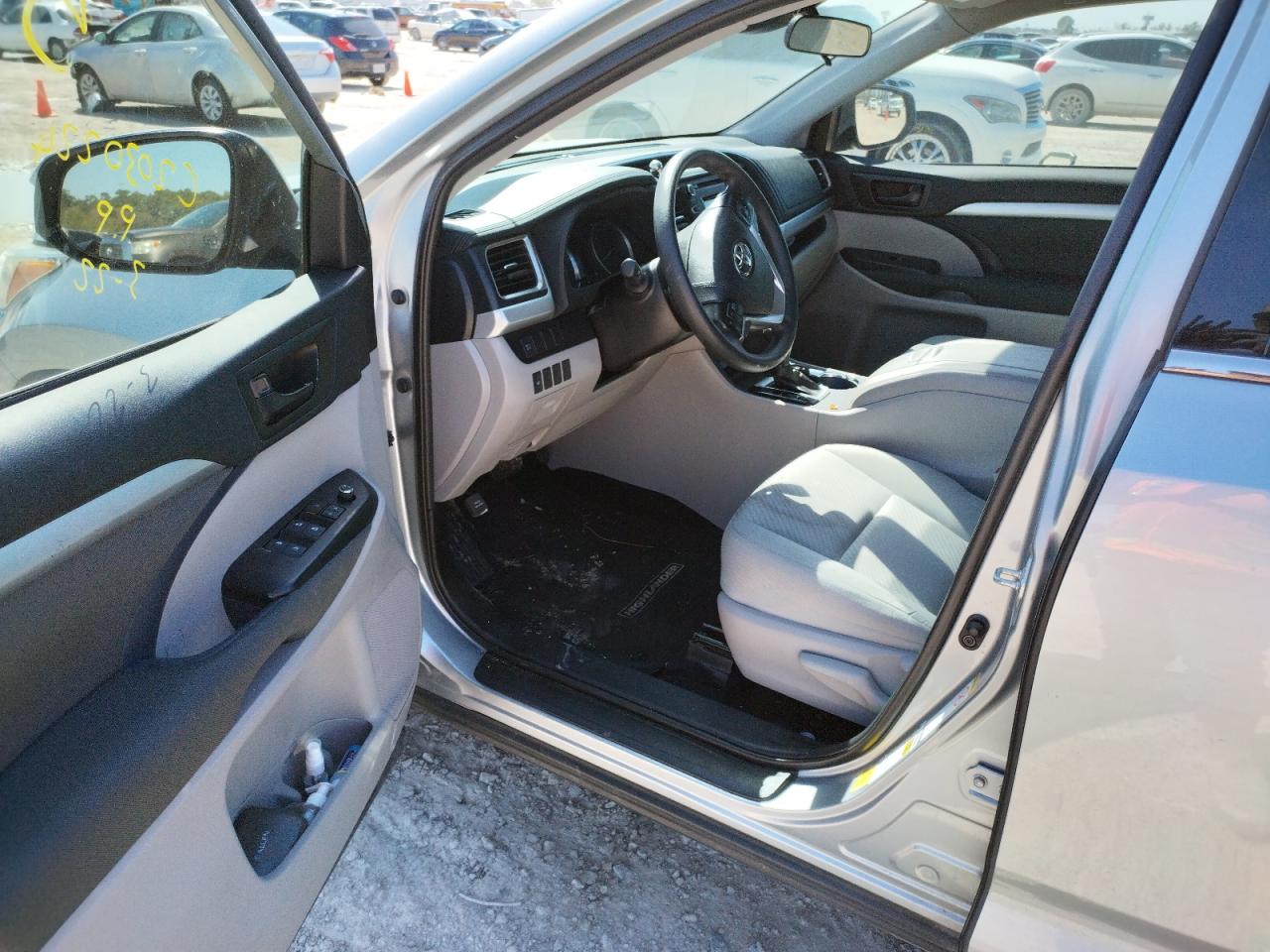 Photo 9 from auction – 2019 TOYOTA HIGHLANDER with VIN 5TDZZRFH2KS337655