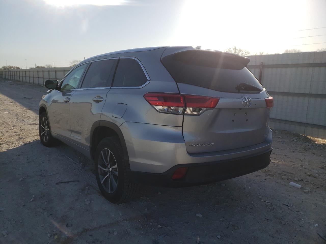 Photo 3 from auction – 2018 TOYOTA HIGHLANDER with VIN 5TDKZRFH5JS544637