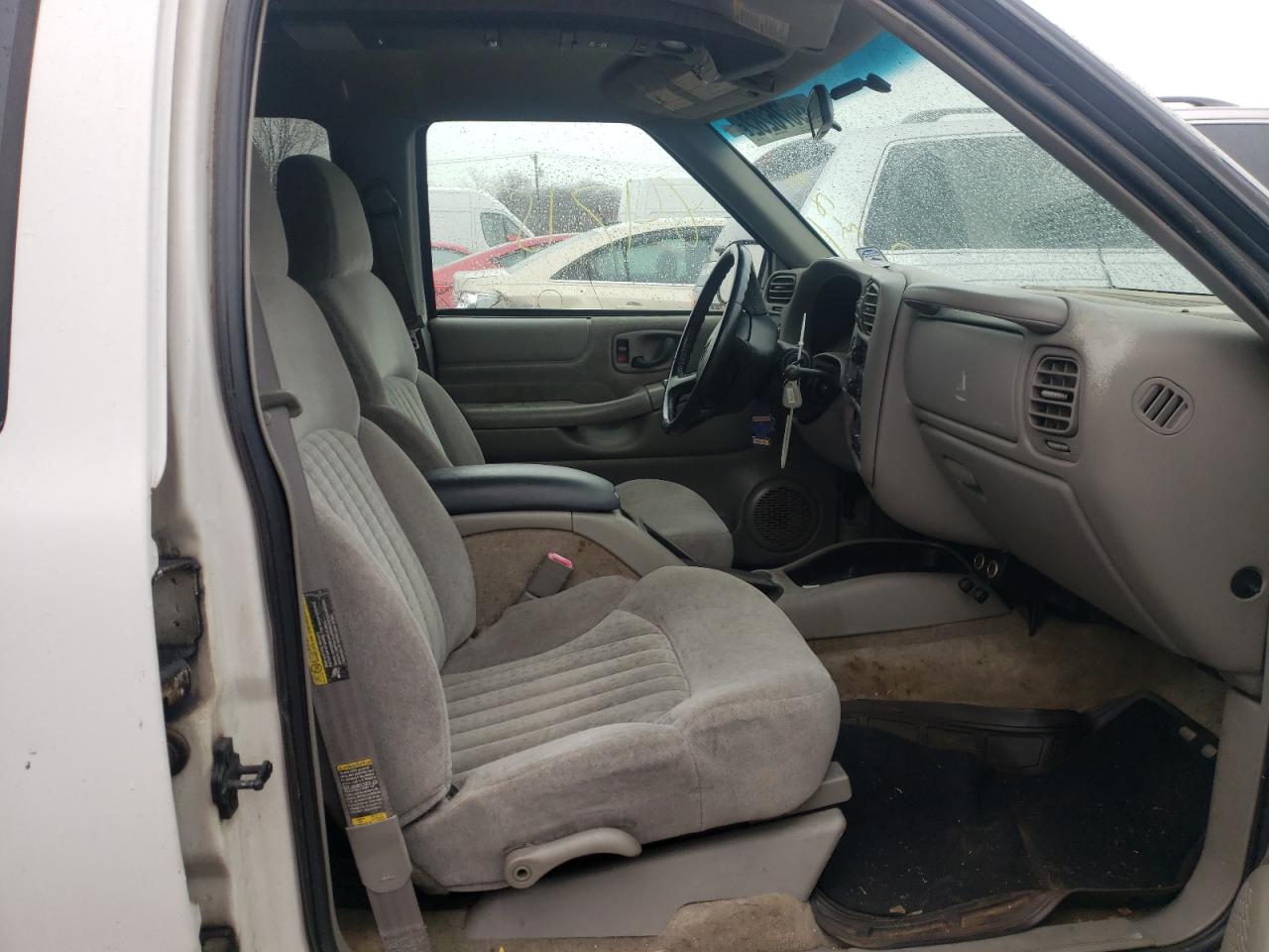 Photo 5 from auction – 2002 CHEVROLET BLAZER with VIN 1GNDT13W42K180693