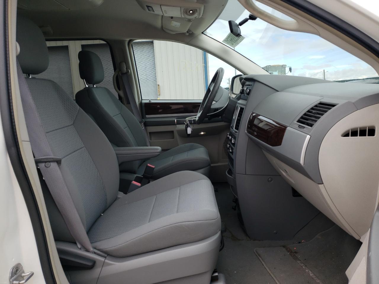 Photo 5 from auction – 2010 CHRYSLER TOWN & COU with VIN 2A4RR5D17AR284595