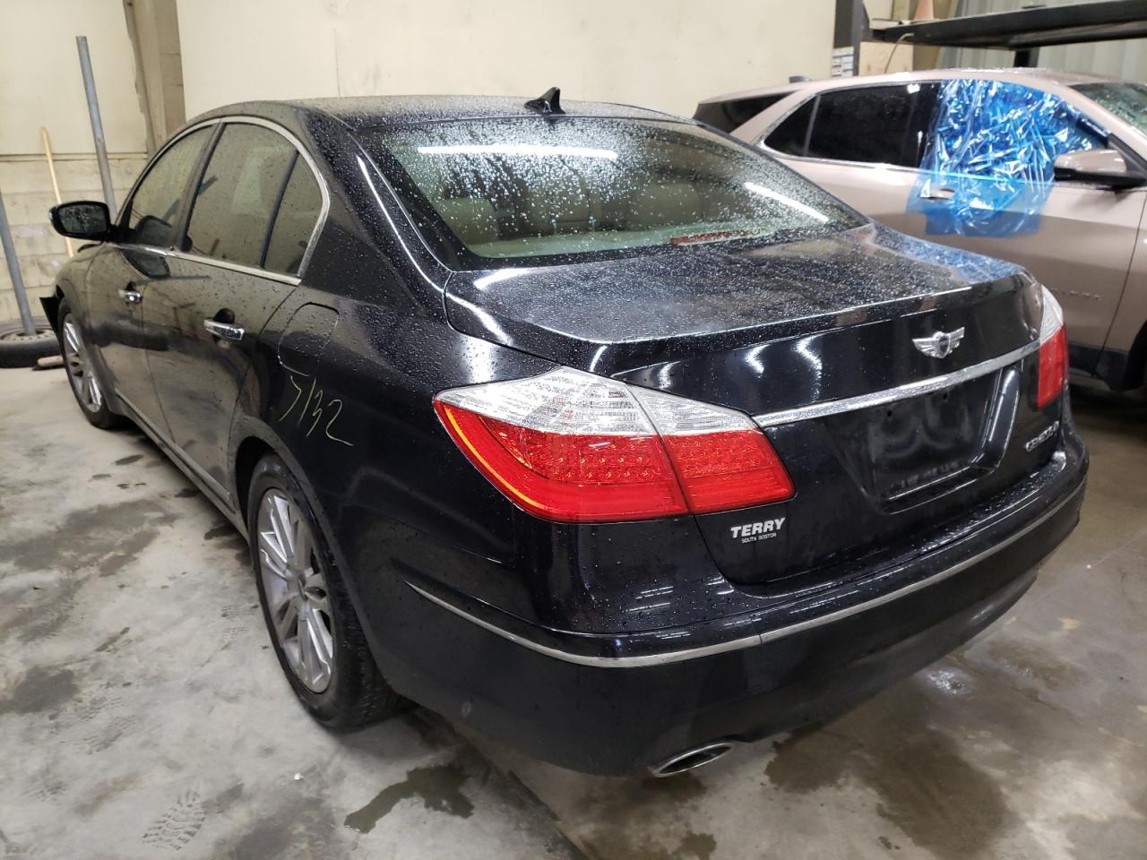 Photo 3 from auction – 2010 HYUNDAI GENESIS with VIN KMHGC4DF8AU092623