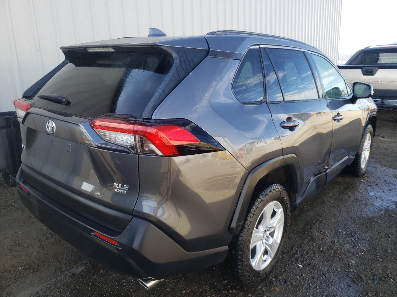 Photo 4 from auction – 2019 TOYOTA RAV4 XLE with VIN JTMP1RFV3KD504833