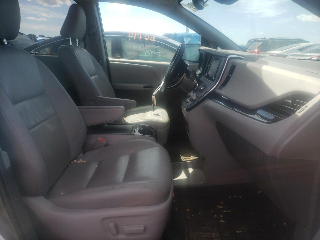 Photo 5 from auction – 2018 TOYOTA SIENNA XLE with VIN 5TDYZ3DC1JS959484