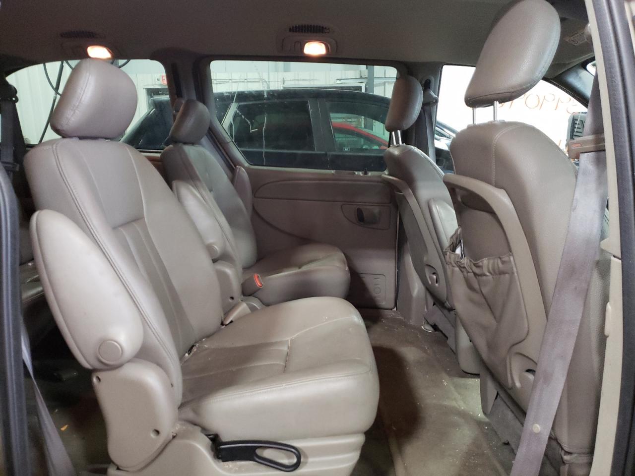 Photo 6 from auction – 2004 CHRYSLER TOWN & COU with VIN 2C4GP54L74R573758