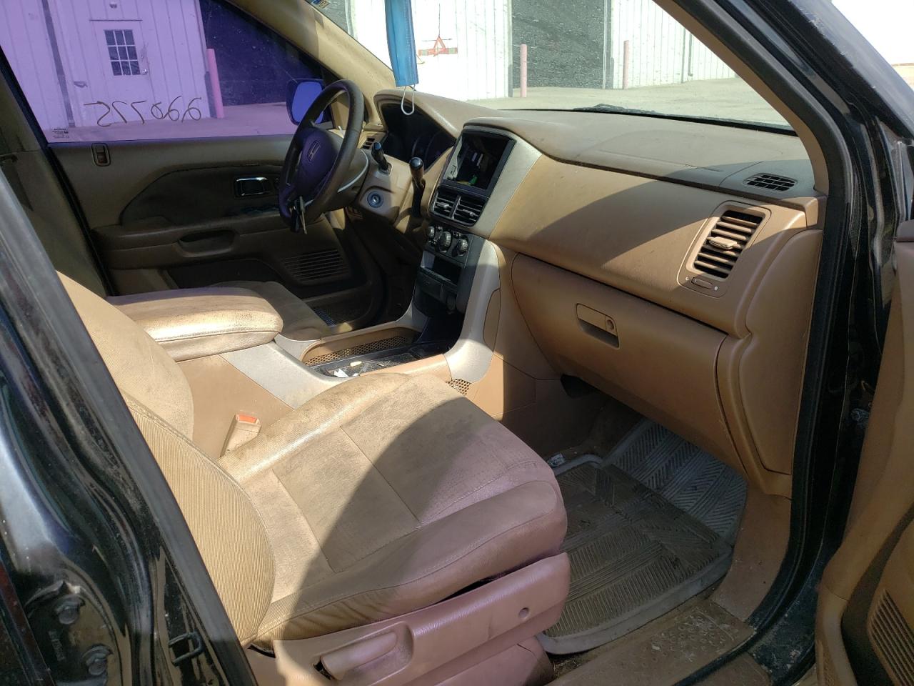 Photo 5 from auction – 2006 HONDA PILOT LX with VIN 5FNYF28106B026151
