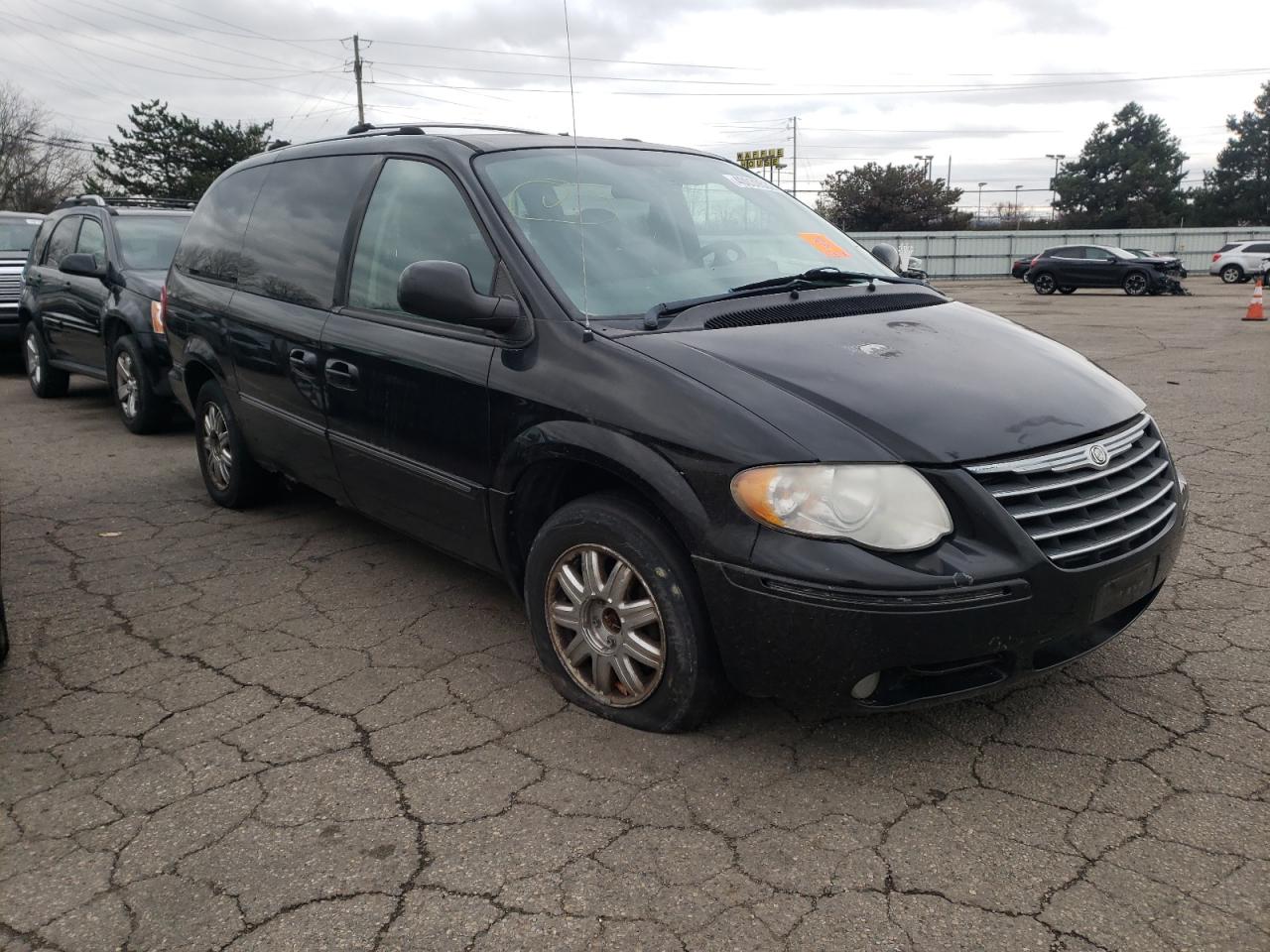 Photo 1 from auction – 2005 CHRYSLER TOWN & COU with VIN 2C8GP64L05R295002