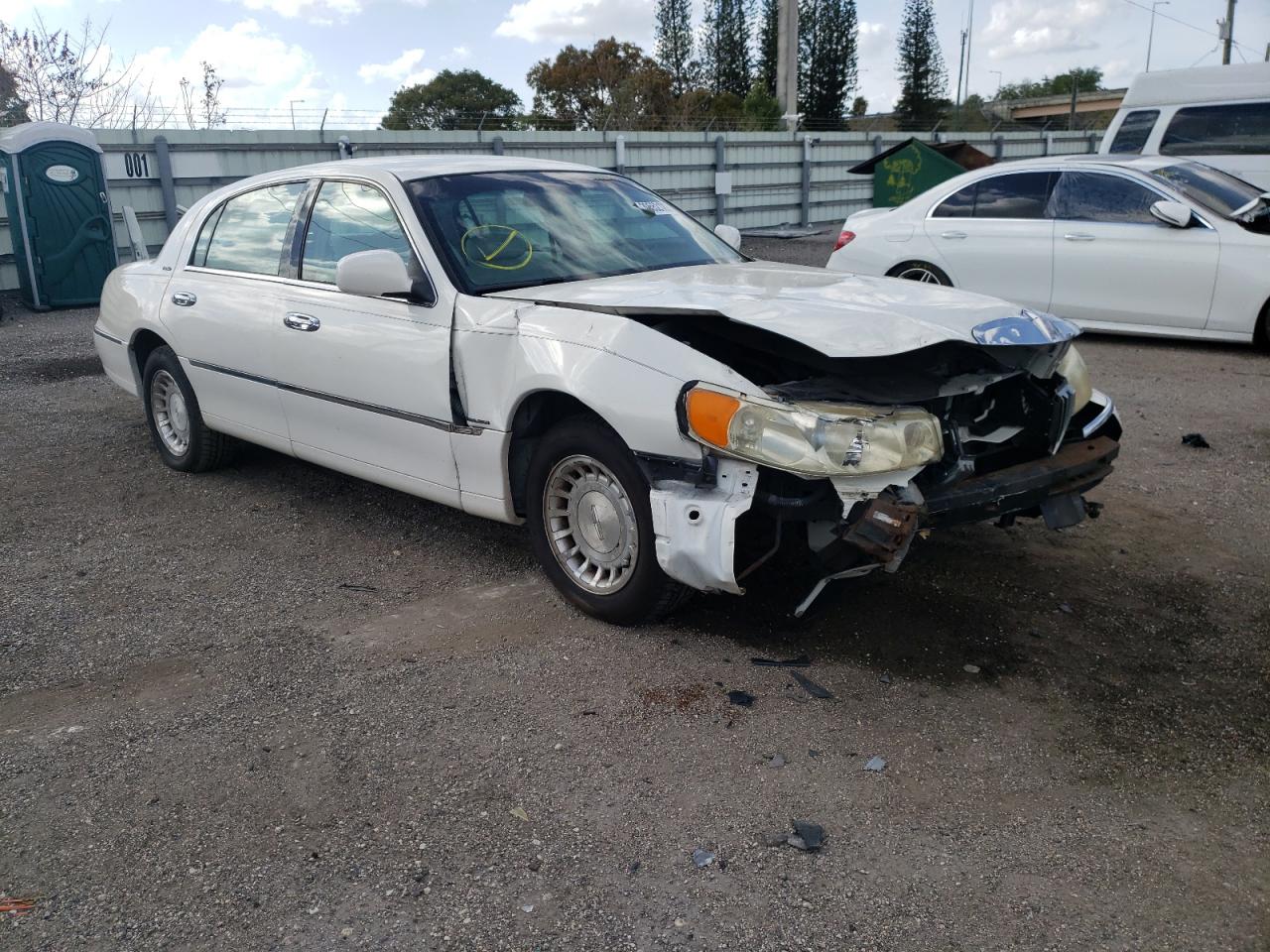 LINCOLN TOWN CAR E 2002 with VIN 1LNHM81W82Y658626 - Photo from auction