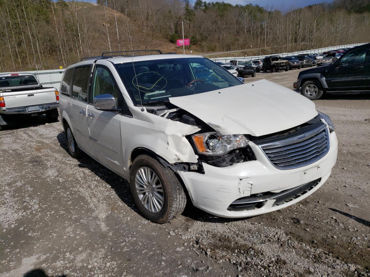 Photo 1 from auction – 2013 CHRYSLER TOWN & COU with VIN 2C4RC1GG6DR735018