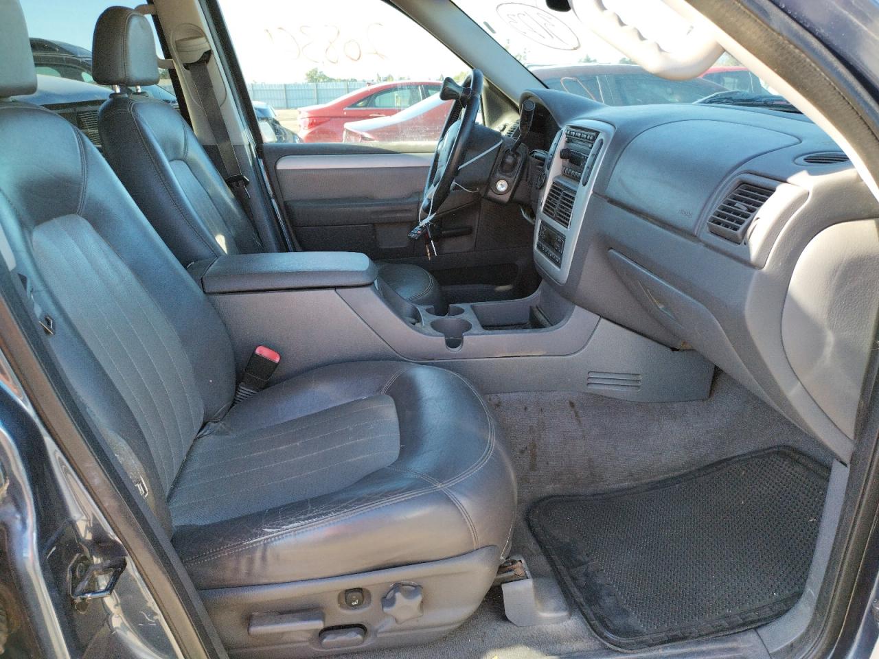 Photo 5 from auction – 2002 MERCURY MOUNTAINEE with VIN 4M2DU86W52UJ28708