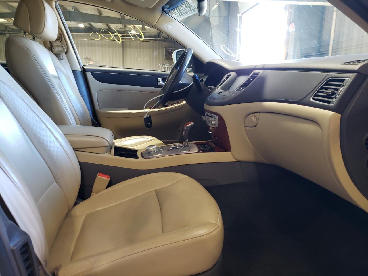Photo 5 from auction – 2013 HYUNDAI GENESIS with VIN KMHGC4DD2DU233933