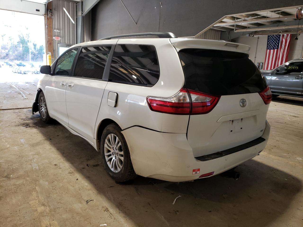 Photo 3 from auction – 2017 TOYOTA SIENNA XLE with VIN 5TDYZ3DC6HS791030