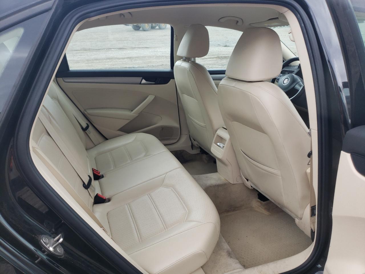 Photo 6 from auction – 2015 VOLKSWAGEN PASSAT S with VIN 1VWAT7A35FC024778