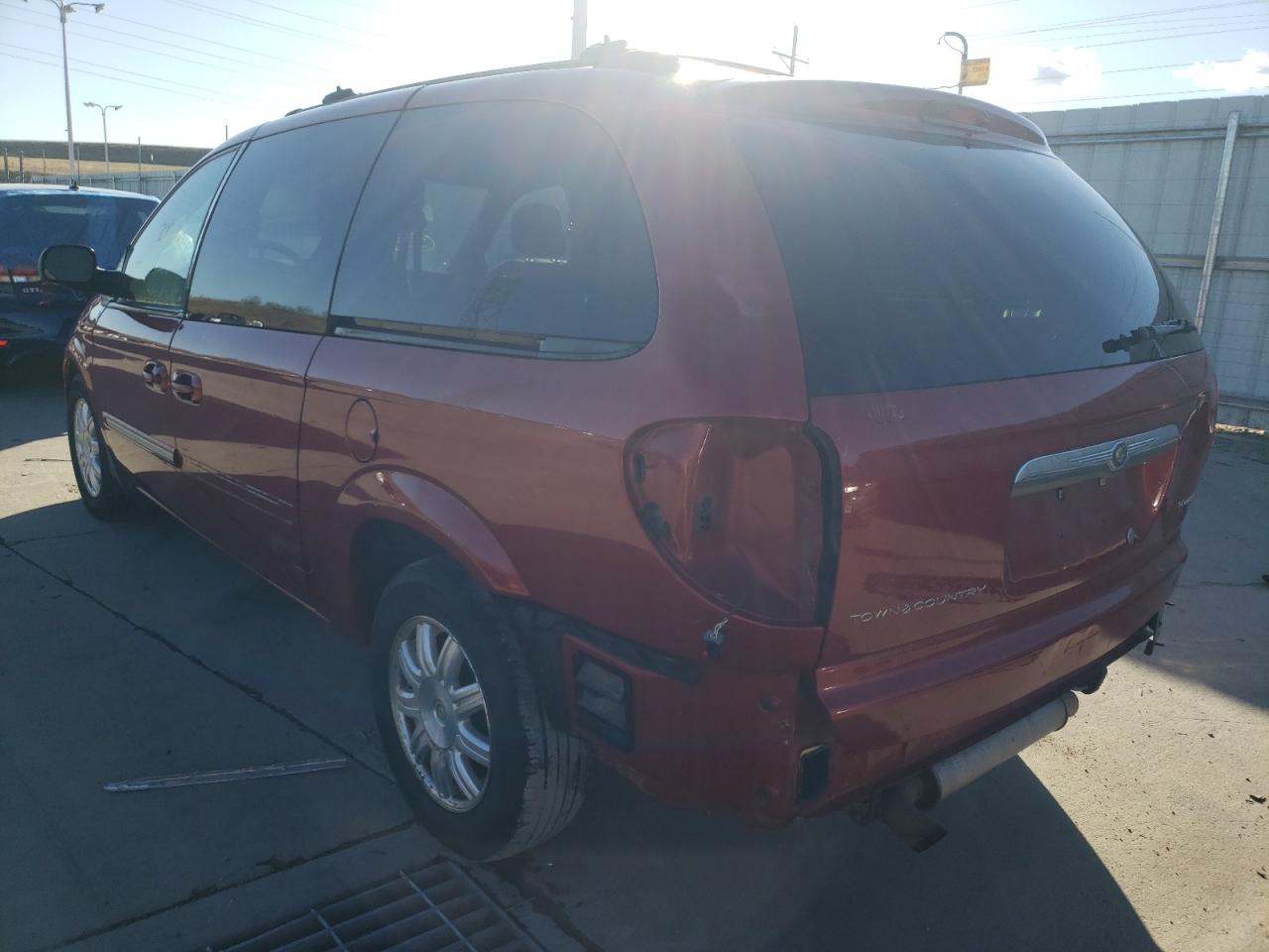 Photo 3 from auction – 2005 CHRYSLER TOWN & COU with VIN 2C4GP54L85R227204