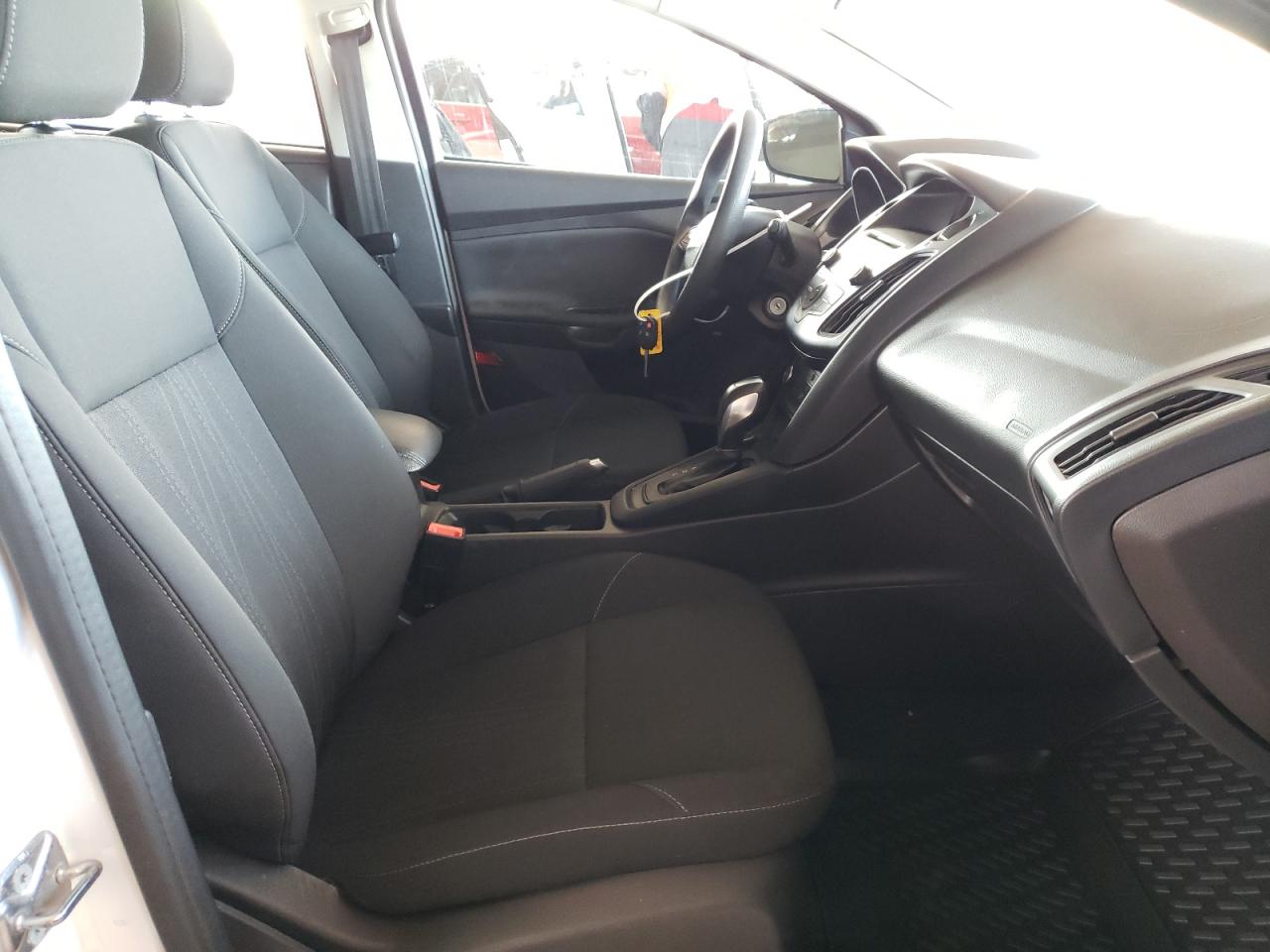 Photo 5 from auction – 2016 FORD FOCUS SE with VIN 1FADP3K23GL273767
