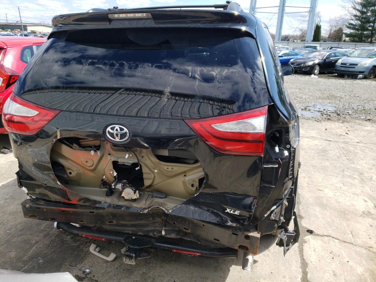 Photo 9 from auction – 2017 TOYOTA SIENNA XLE with VIN 5TDYZ3DC9HS779096