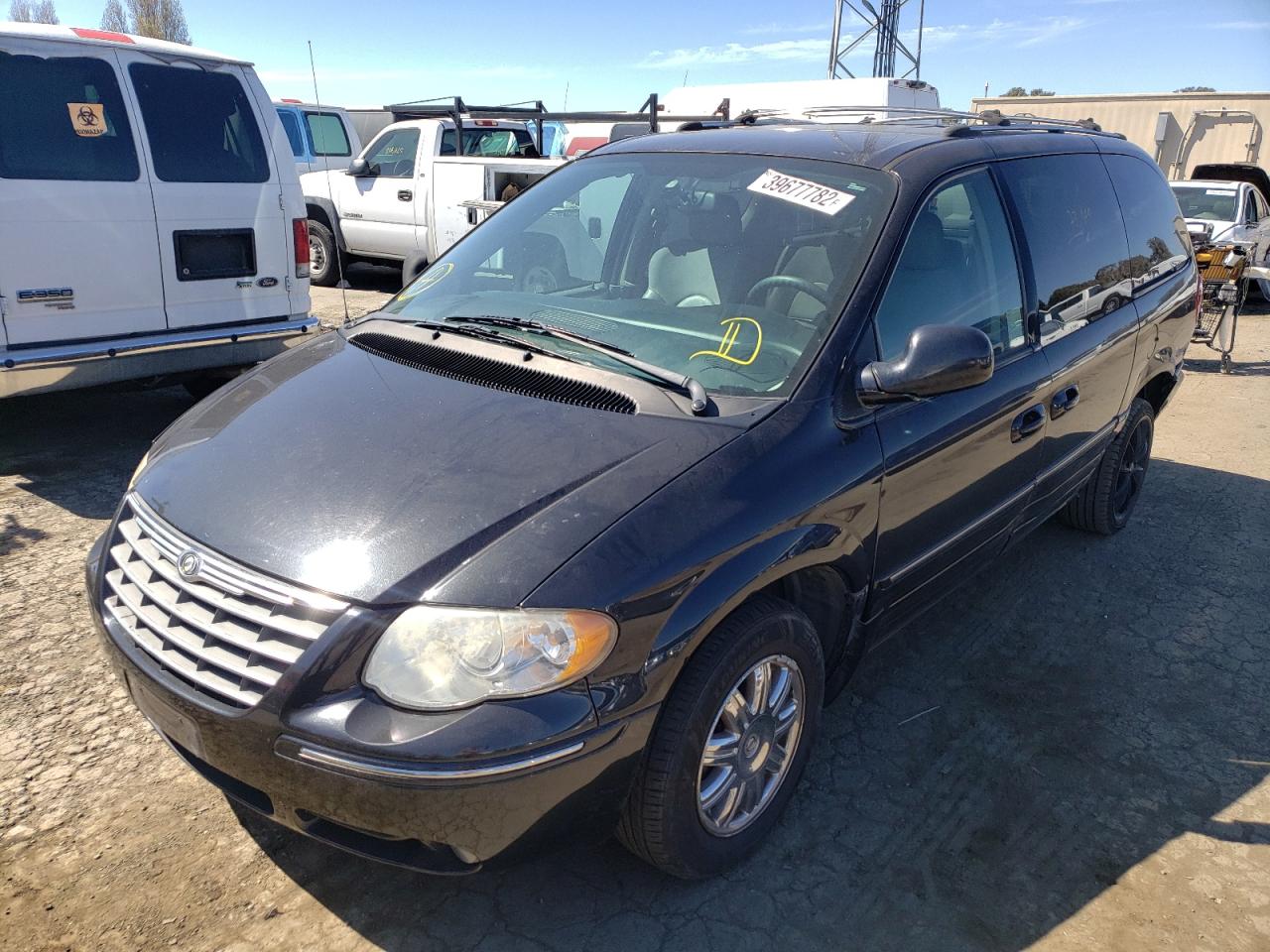 Photo 2 from auction – 2005 CHRYSLER TOWN & COU with VIN 2C8GP64L05R338558