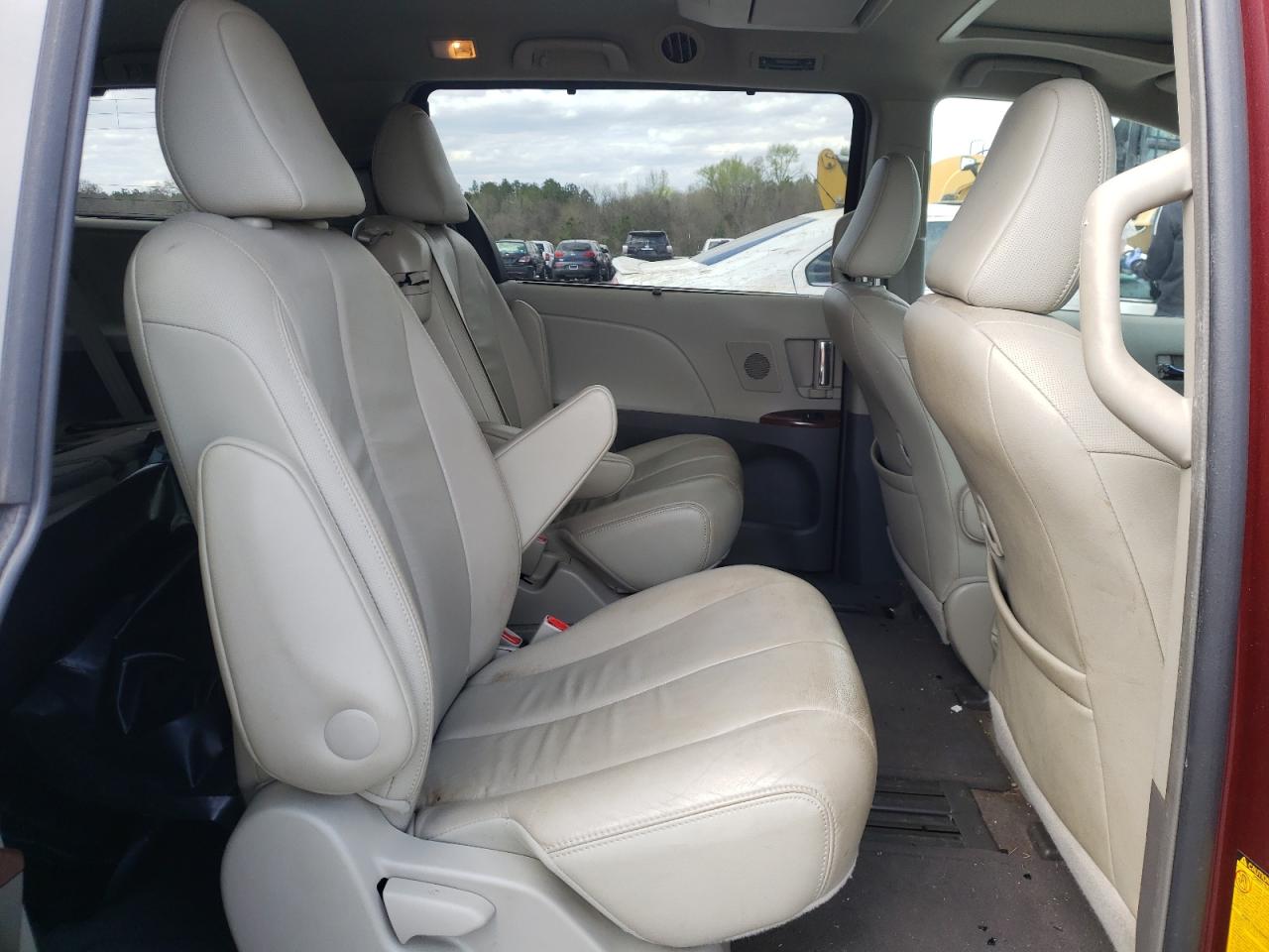 Photo 6 from auction – 2014 TOYOTA SIENNA XLE with VIN 5TDYK3DCXES503669