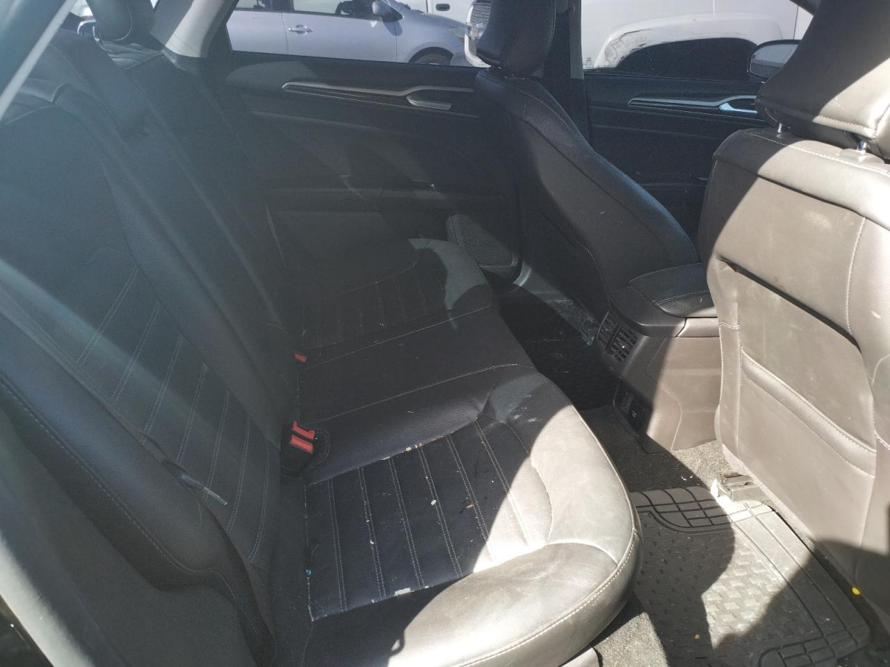 Photo 6 from auction – 2016 FORD FUSION SE with VIN 3FA6P0PU5GR305959
