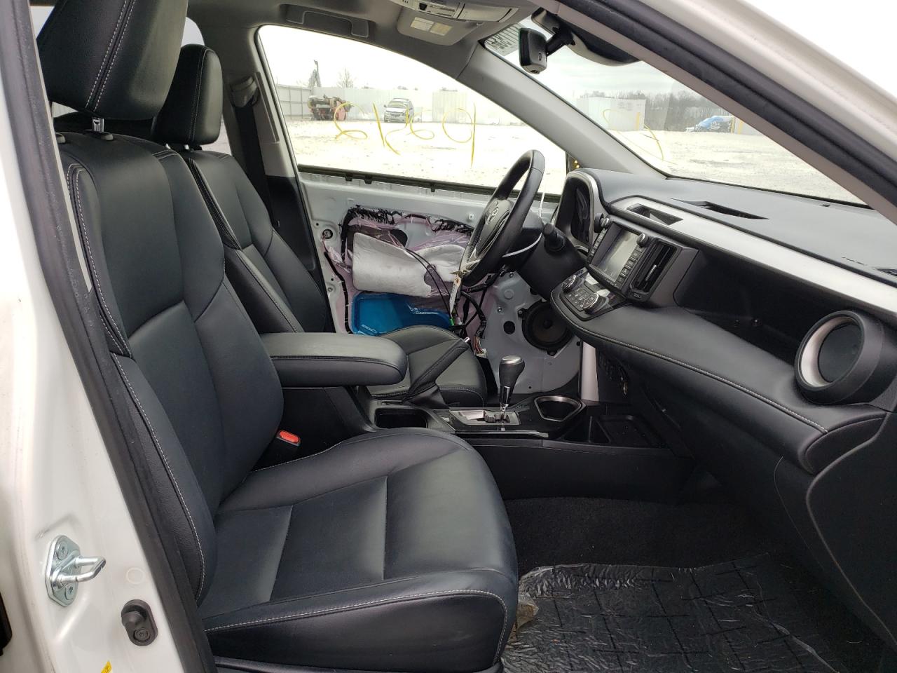 Photo 5 from auction – 2017 TOYOTA RAV4 with VIN JTMDJREV7HD089691