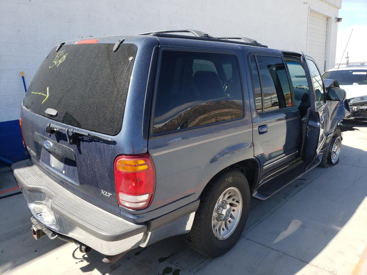 Photo 4 from auction – 1998 FORD EXPLORER with VIN 1FMZU34E6WZB81902