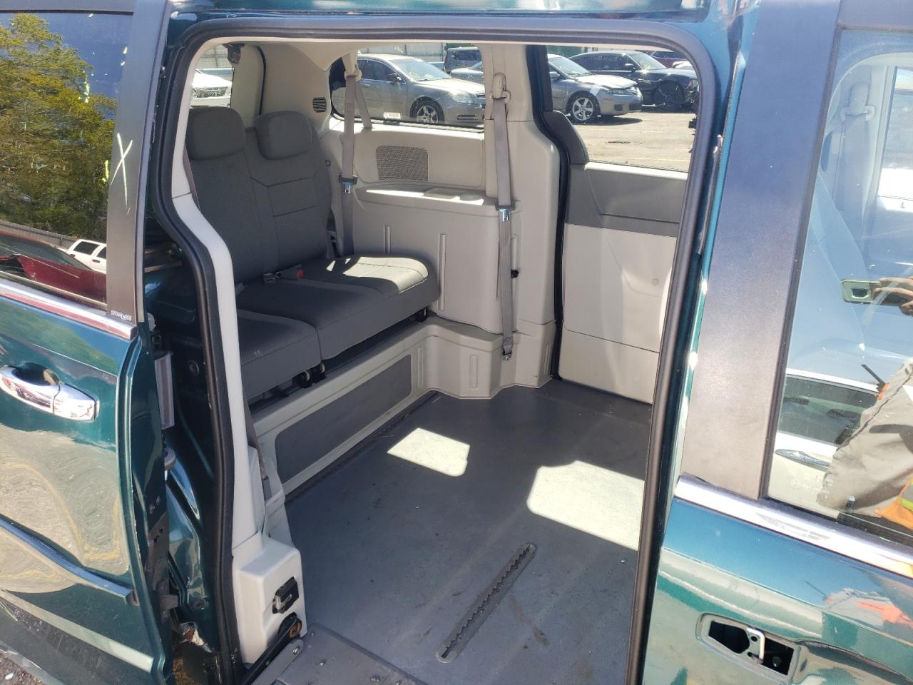 Photo 6 from auction – 2009 CHRYSLER TOWN & COU with VIN 2A8HR44E09R571876