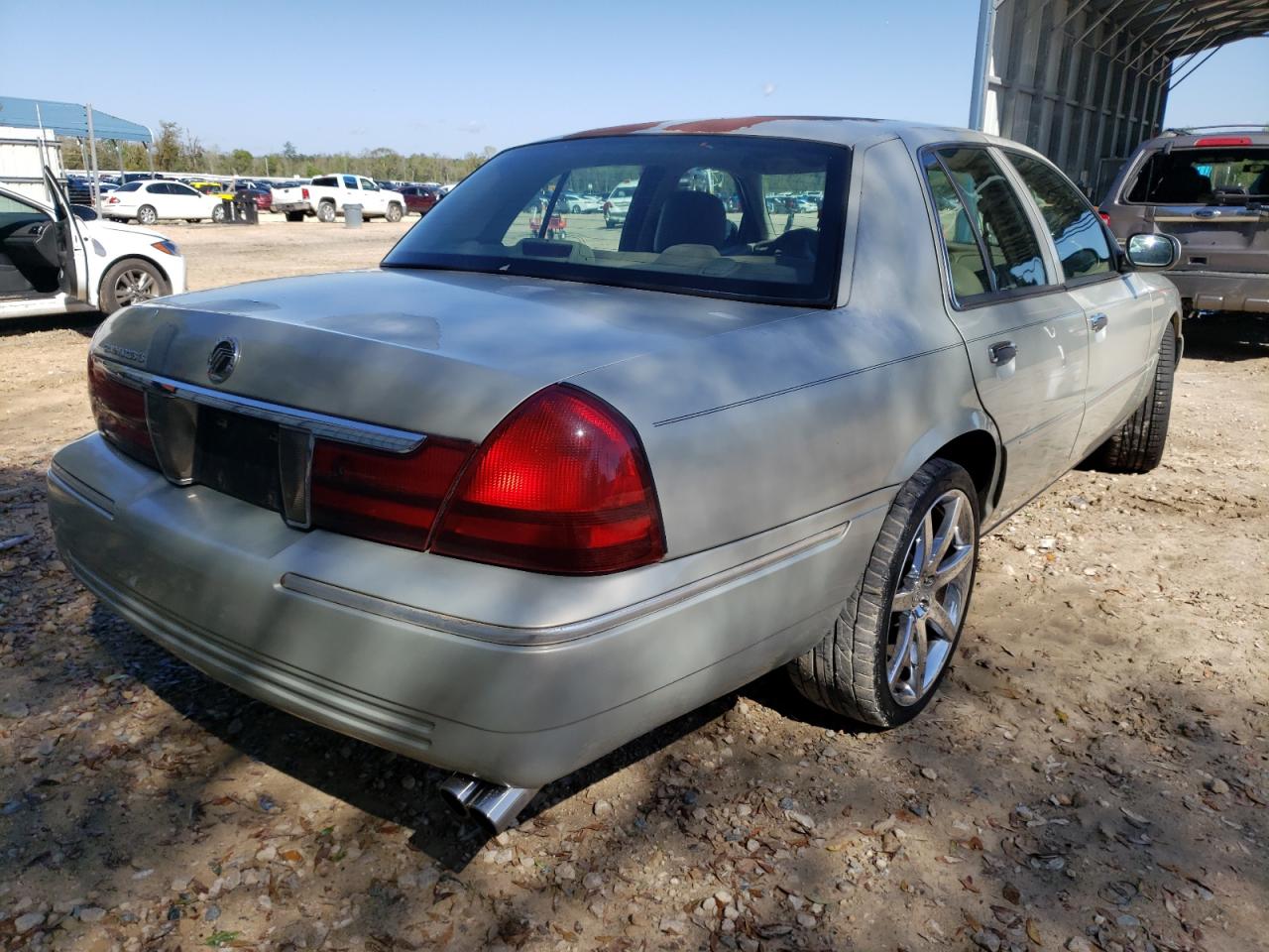 Photo 4 from auction – 2004 MERCURY GRAND MARQ with VIN 2MEFM75W24X693597