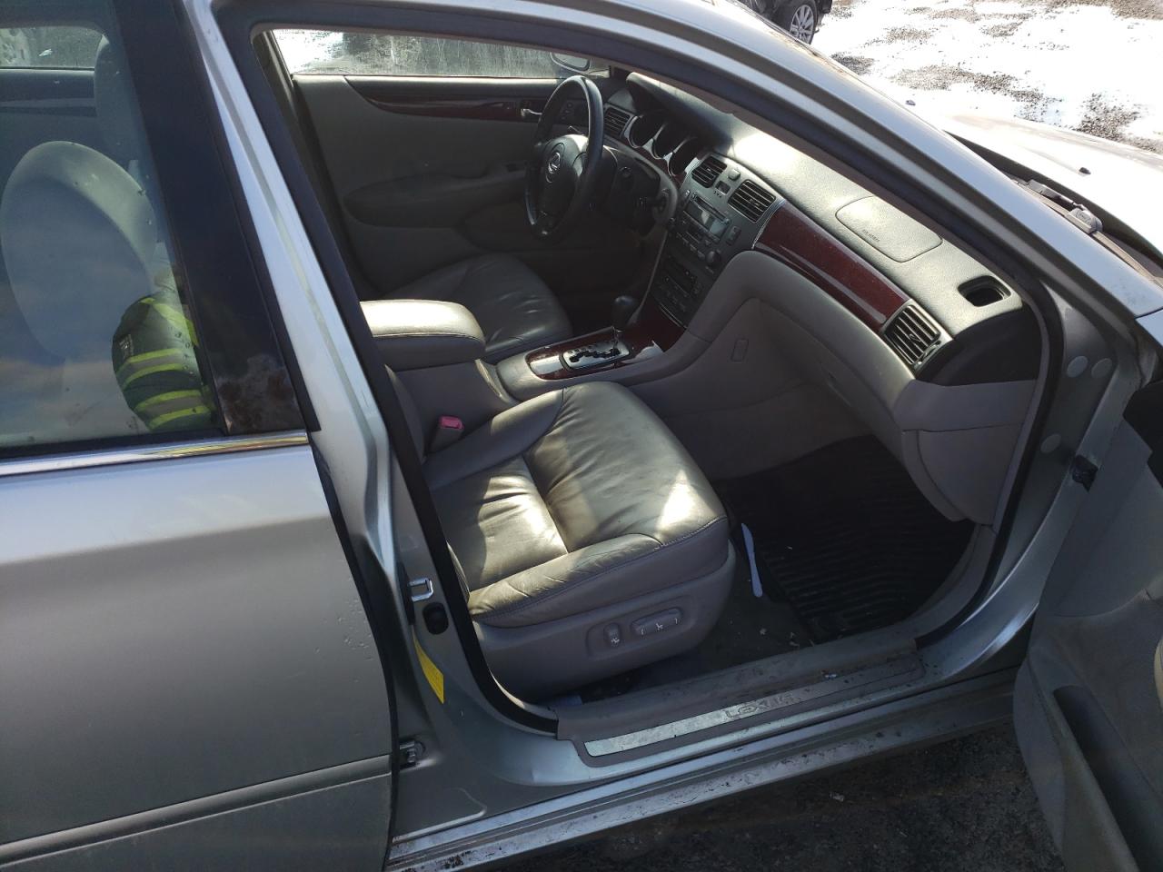 Photo 5 from auction – 2004 LEXUS ES 330 with VIN JTHBA30G640011027