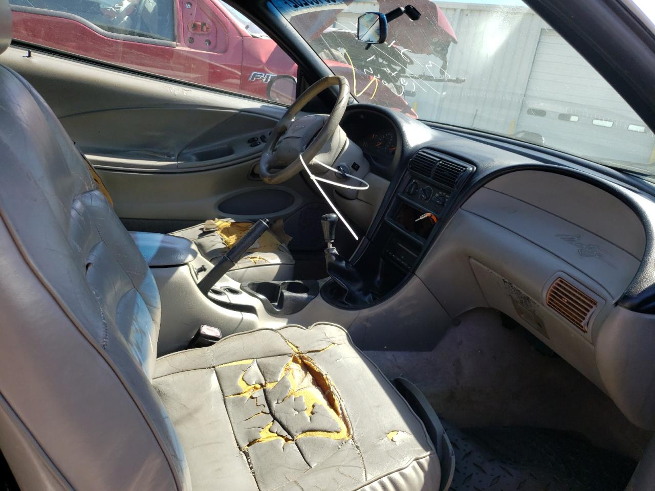 Photo 5 from auction – 1998 FORD MUSTANG with VIN 1FAFP4041WF128551