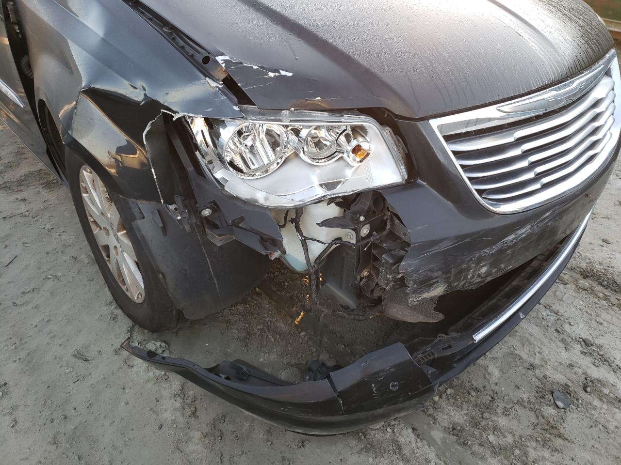 Photo 9 from auction – 2015 CHRYSLER TOWN & COU with VIN 2C4RC1BG2FR603108