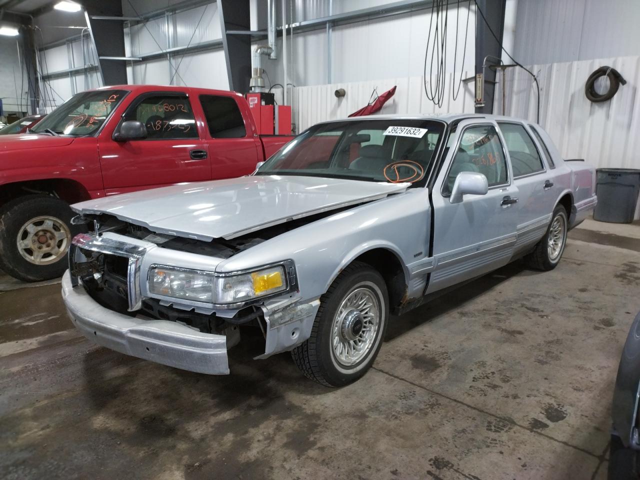 Photo 2 from auction – 1995 LINCOLN TOWN CAR E with VIN 1LNLM81W4SY614813
