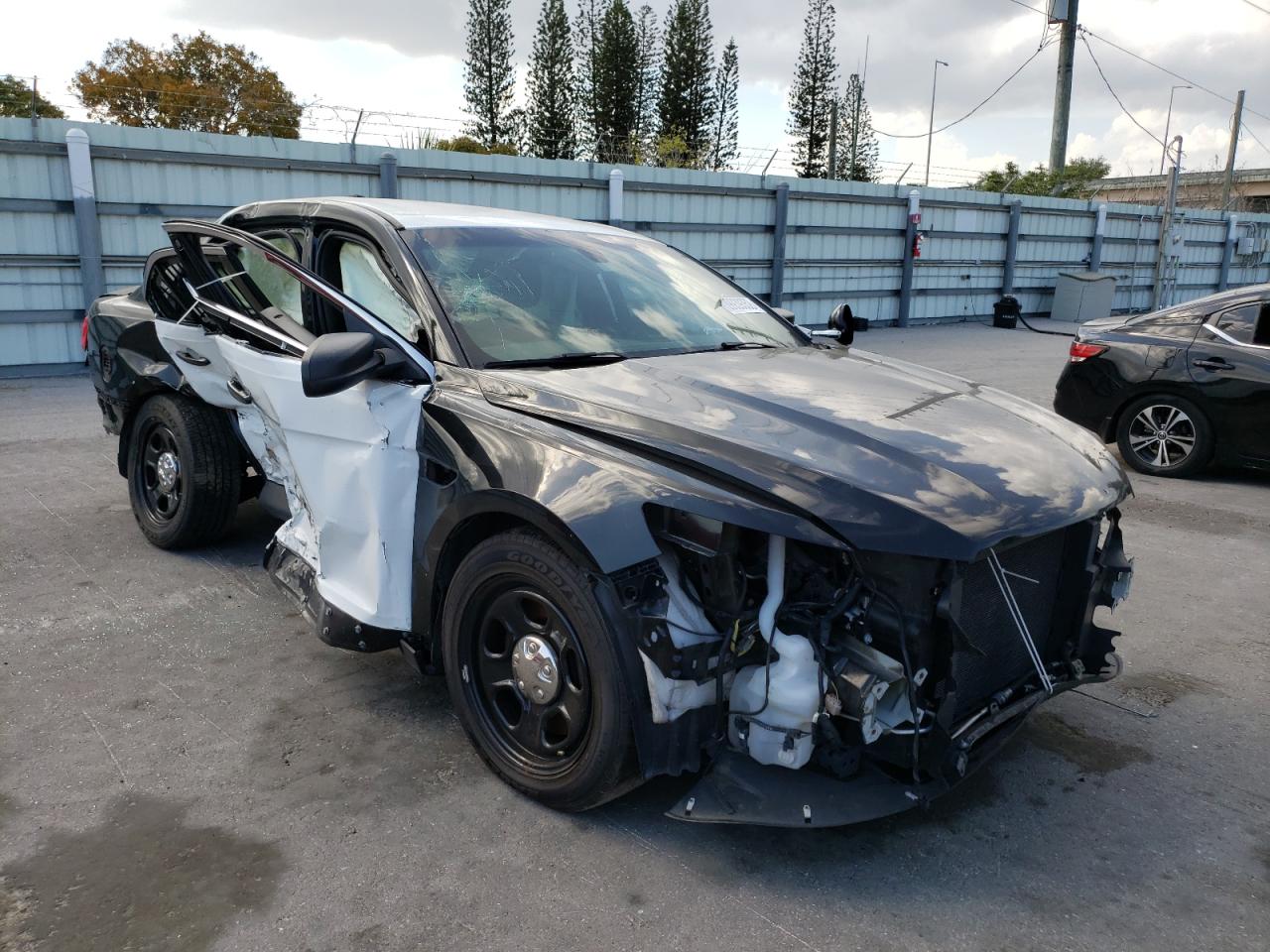 FORD TAURUS POL 2018 with VIN 1FAHP2MK5JG104231 - Photo from auction